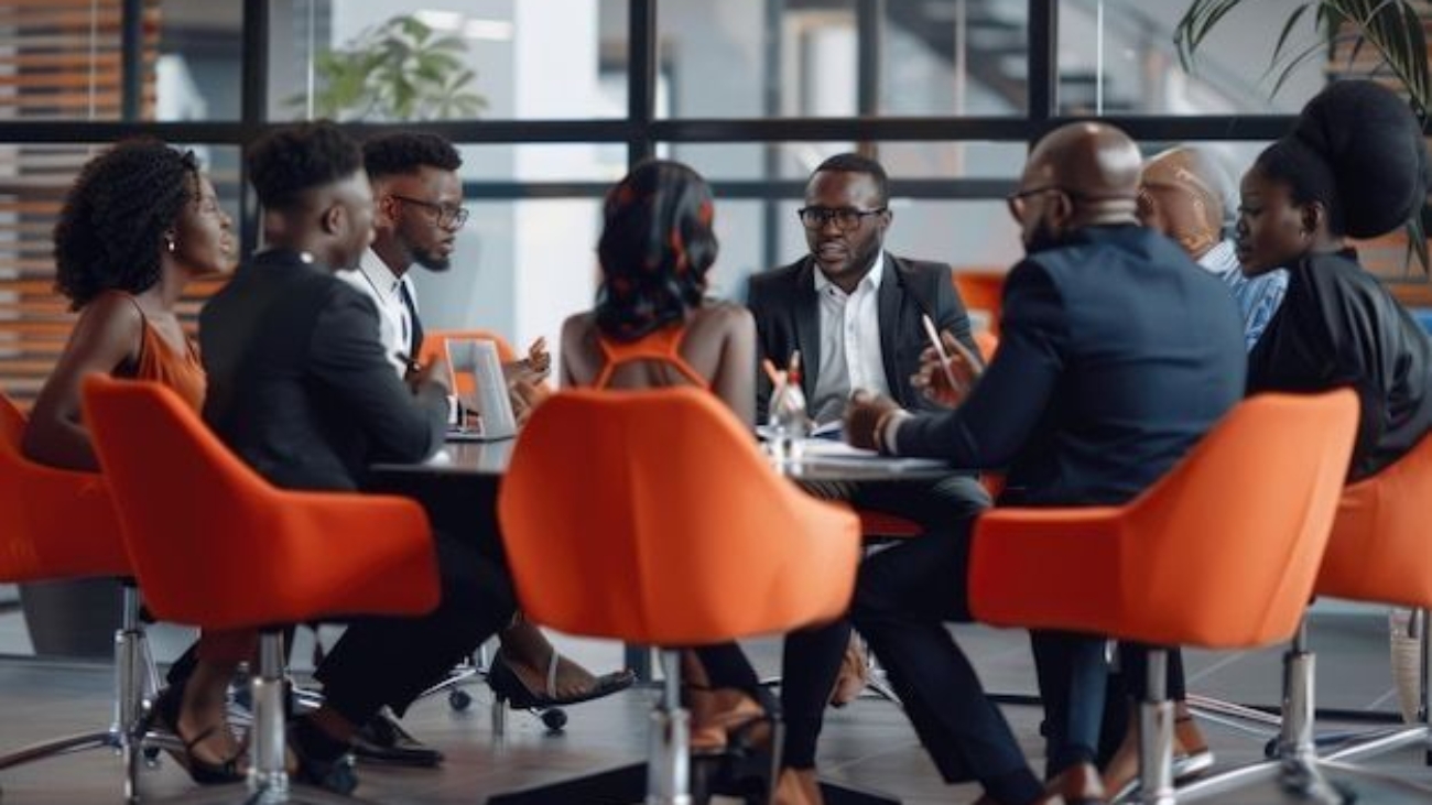 Team-of-african-bussines-people-sitting-in-a-modern-office-and-talking-during-an-work-meeting-_-P___